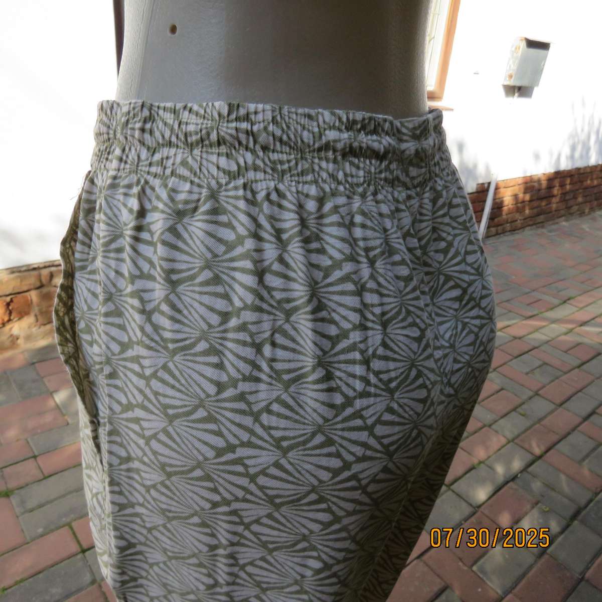 Olive green and cream print poly-viscose pants with side pockets. Size 36.