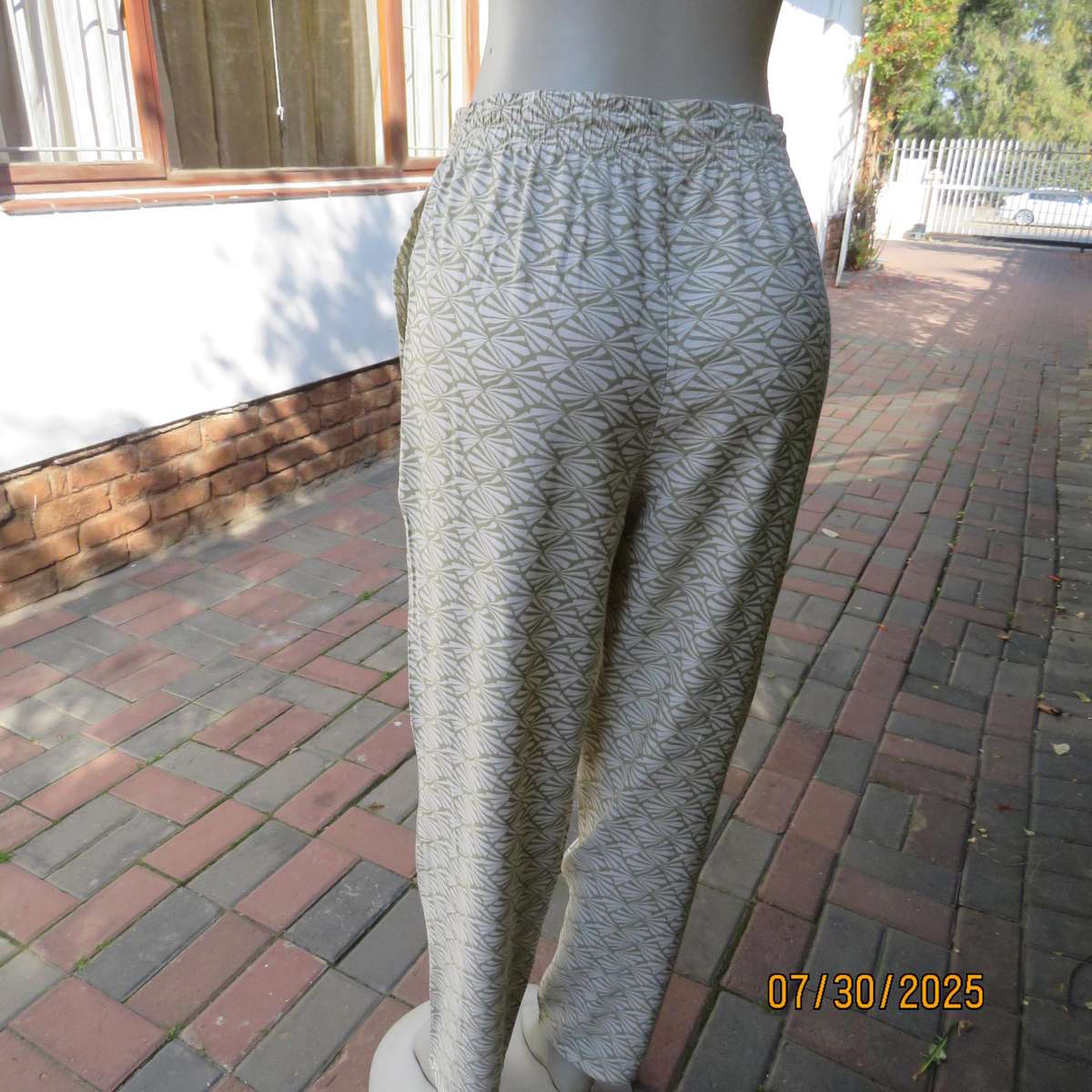 Olive green and cream print poly-viscose pants with side pockets. Size 36.