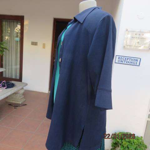 Y.O. Designer navy short sleeve button down jacket with collar and slits. Size 44