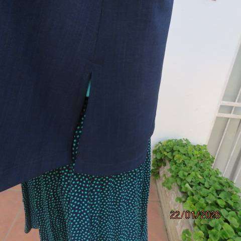 Y.O. Designer navy short sleeve button down jacket with collar and slits. Size 44