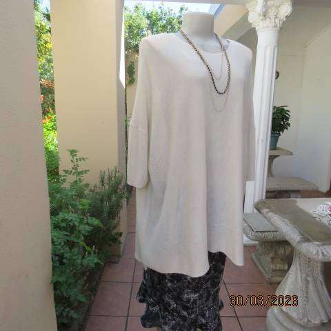 SHAWL SPINES  light cream slip-over top with short sleeves, size 42-46