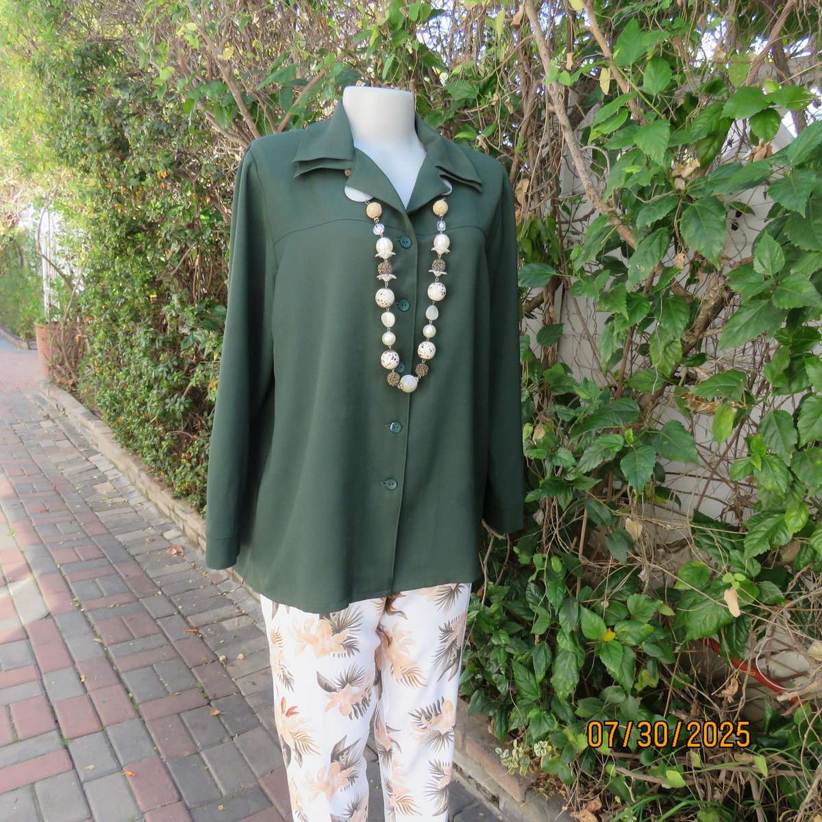 Pine green long cuffed sleeve crepe polyester button down size 42 top. Double collar