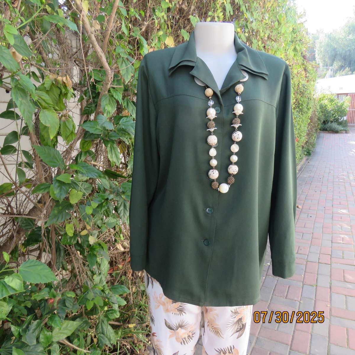 Pine green long cuffed sleeve crepe polyester button down size 42 top. Double collar
