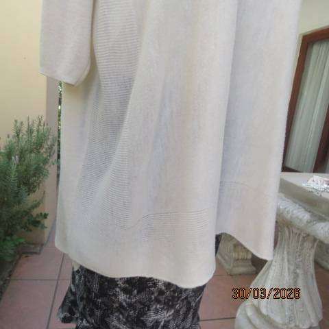 SHAWL SPINES  light cream slip-over top with short sleeves, size 42-46