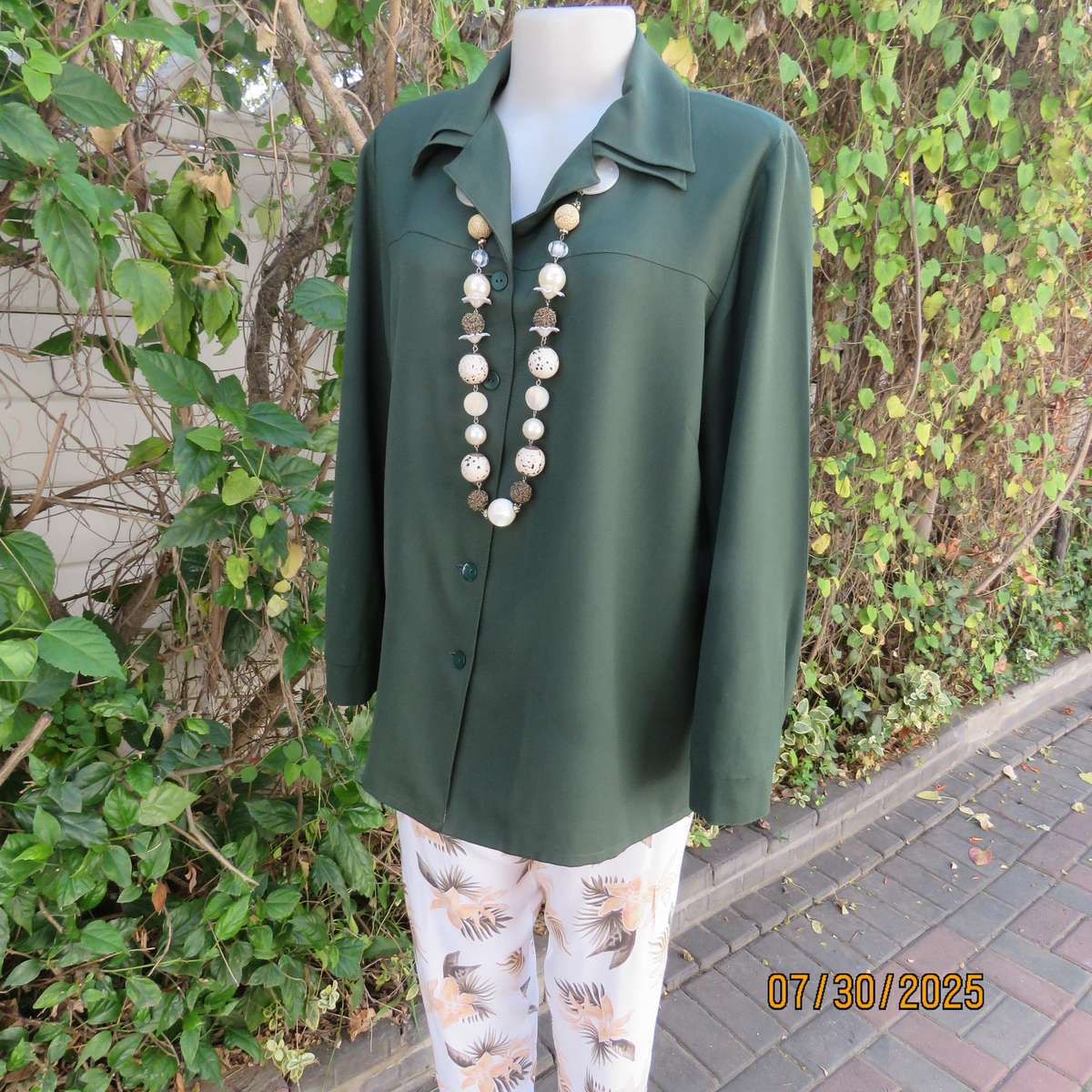 Pine green long cuffed sleeve crepe polyester button down size 42 top. Double collar