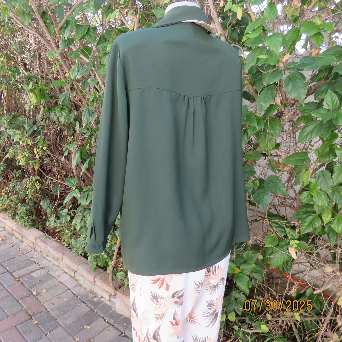 Pine green long cuffed sleeve crepe polyester button down size 42 top. Double collar