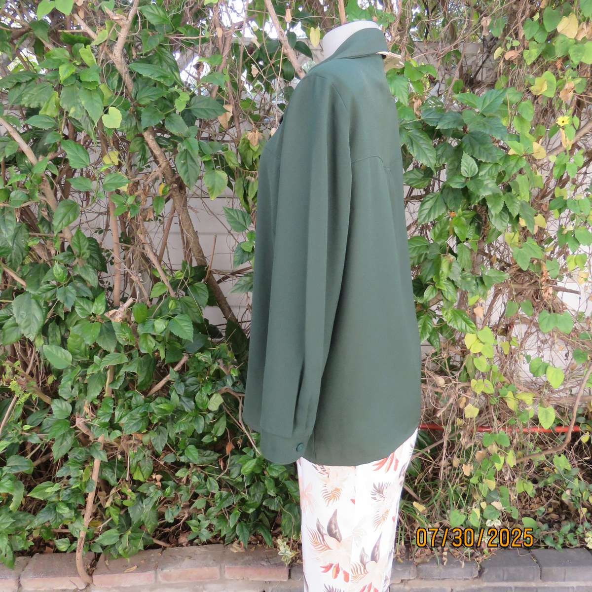 Pine green long cuffed sleeve crepe polyester button down size 42 top. Double collar