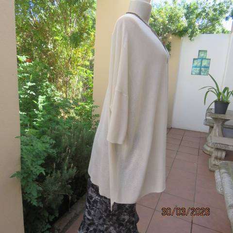 SHAWL SPINES  light cream slip-over top with short sleeves, size 42-46