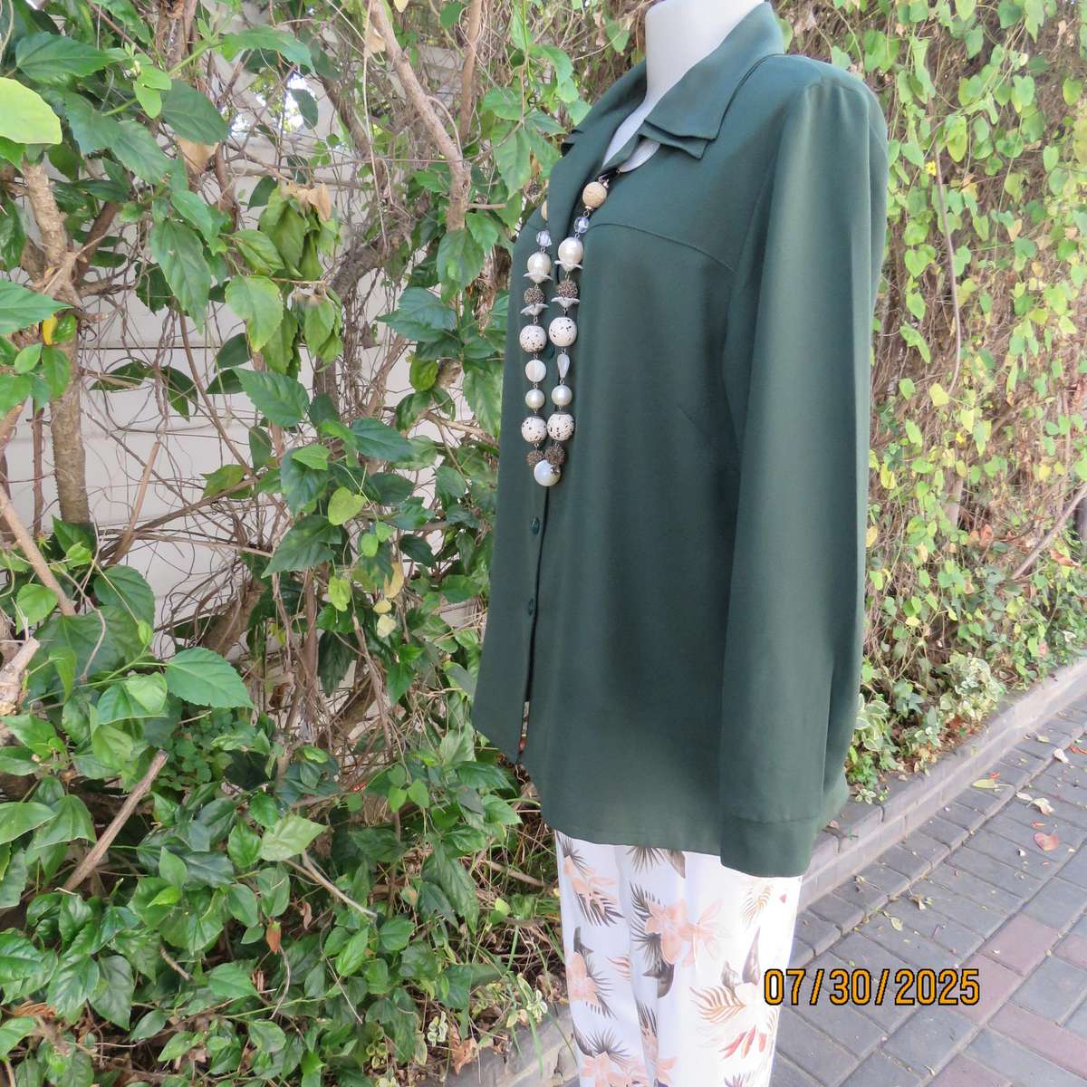Pine green long cuffed sleeve crepe polyester button down size 42 top. Double collar