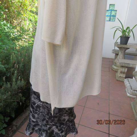 SHAWL SPINES  light cream slip-over top with short sleeves, size 42-46