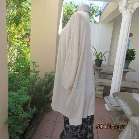 SHAWL SPINES  light cream slip-over top with short sleeves, size 42-46