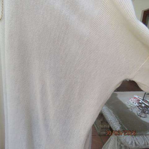 SHAWL SPINES  light cream slip-over top with short sleeves, size 42-46