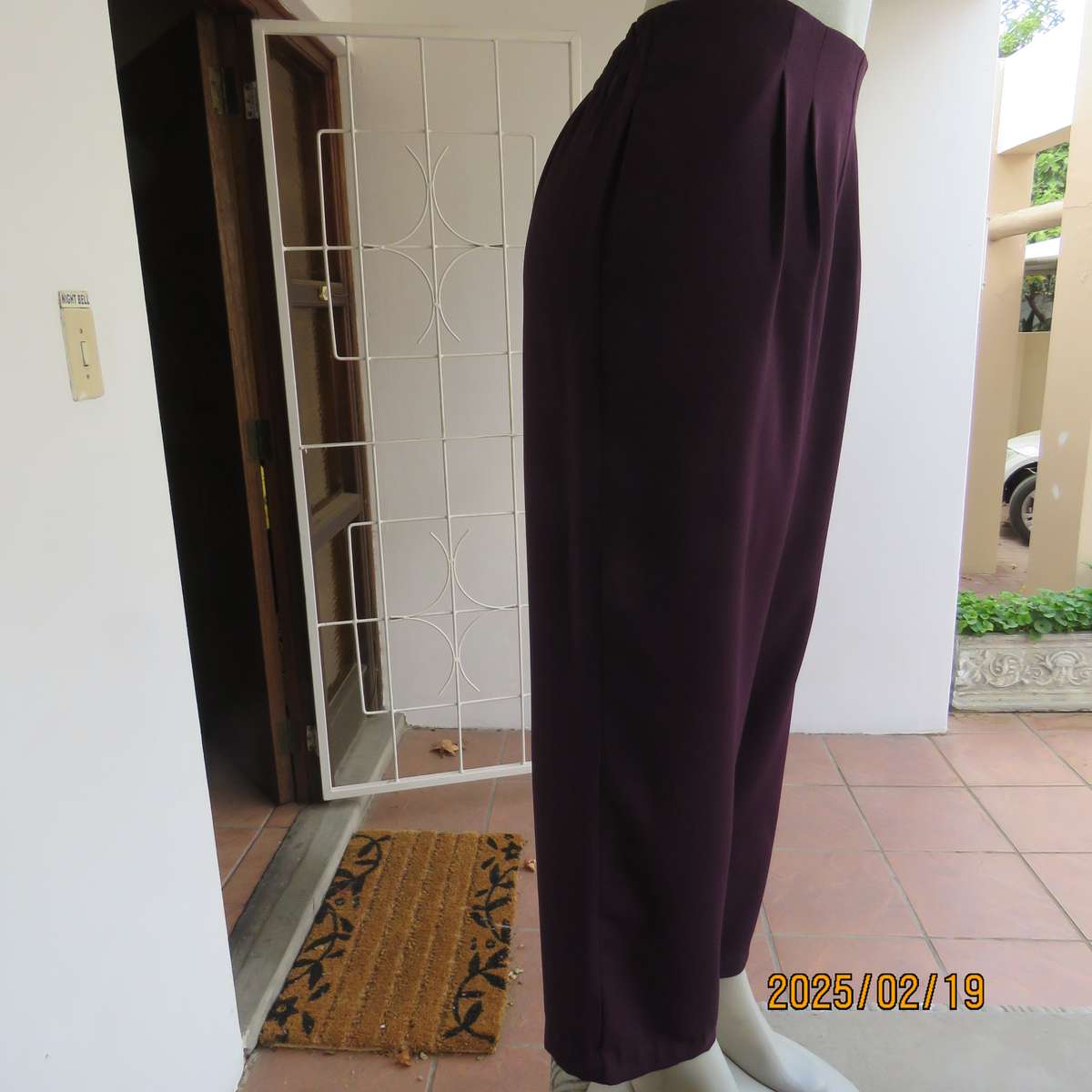 EXCEPTIONAL mulberry comfy dress pants. Bandless front. Pleats. Elasticated back. Size 42.As new