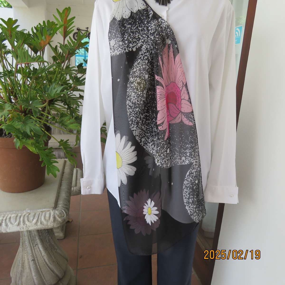 Charming sheer polyester scarf in black-white with bold pink + white daisies. Size 150cm x 48cm. New