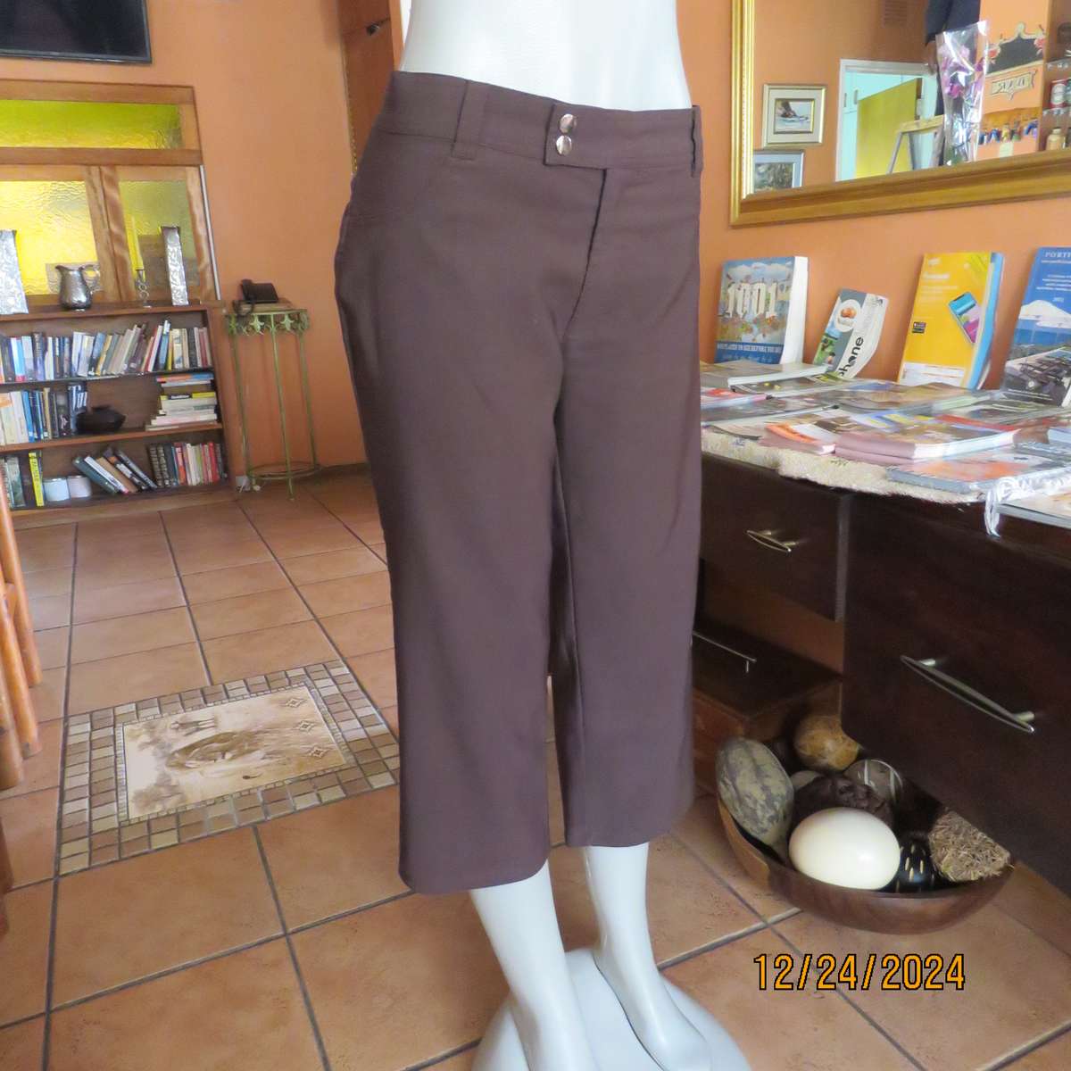 Choc brown stretch polyester cropped pants size 38 by MASSUMI.