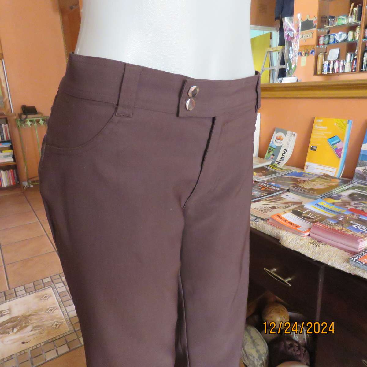 Choc brown stretch polyester cropped pants size 38 by MASSUMI.