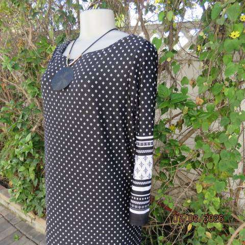 Merién Hall black stretch polyester long sleeve shift dress with white squares and borders size 38