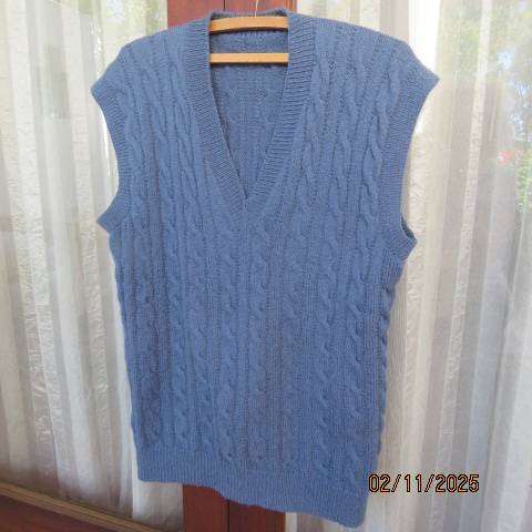 Men's handknitted cable stitch V neck acrylic knit pullover size XL. Chest 120cm