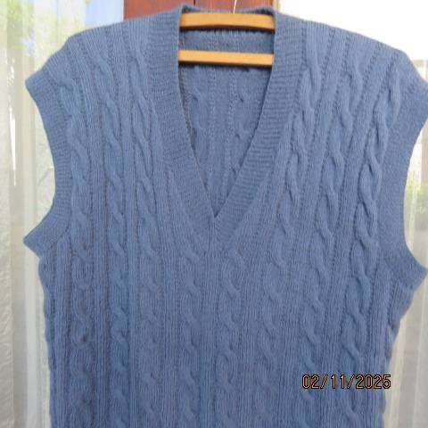Men's handknitted cable stitch V neck acrylic knit pullover size XL. Chest 120cm