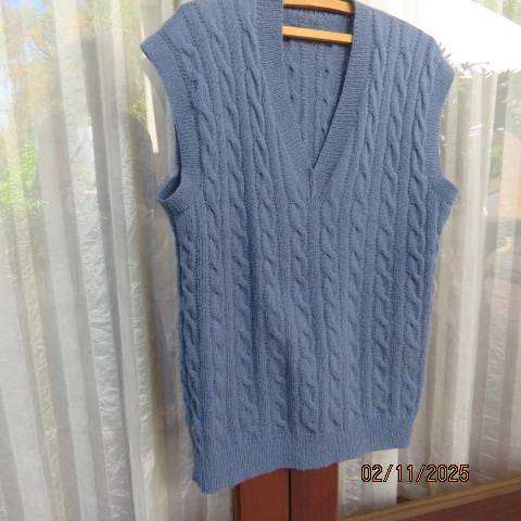 Men's handknitted cable stitch V neck acrylic knit pullover size XL. Chest 120cm