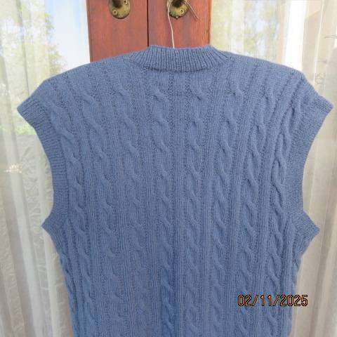 Men's handknitted cable stitch V neck acrylic knit pullover size XL. Chest 120cm