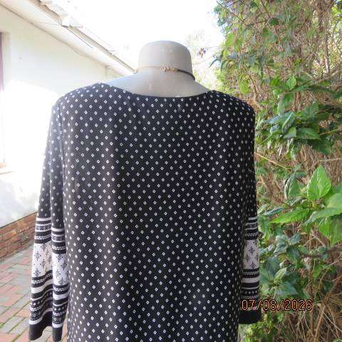 Merién Hall black stretch polyester long sleeve shift dress with white squares and borders size 38