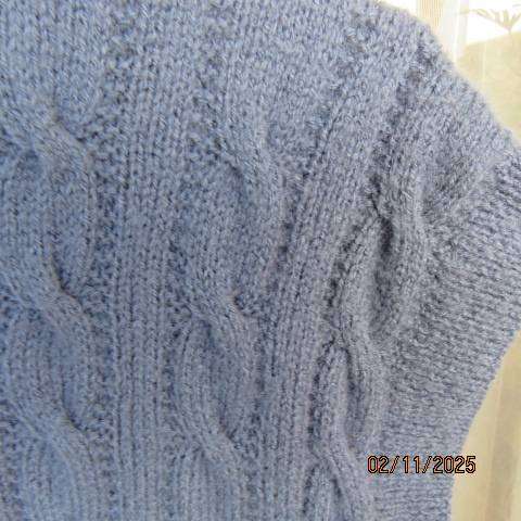 Men's handknitted cable stitch V neck acrylic knit pullover size XL. Chest 120cm
