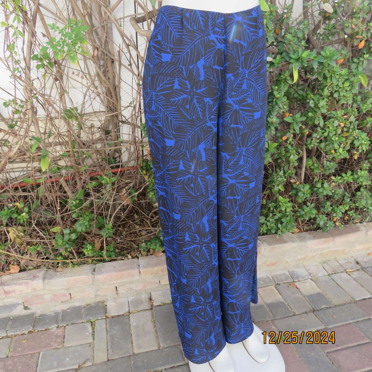 Cool summer bandless wide legged black/royal blue leaf pattern pants. Size 37. Side zop.Brand new co
