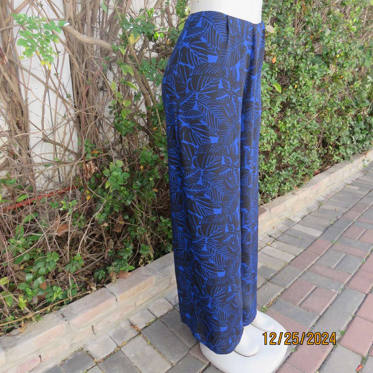 Cool summer bandless wide legged black/royal blue leaf pattern pants. Size 37. Side zop.Brand new co