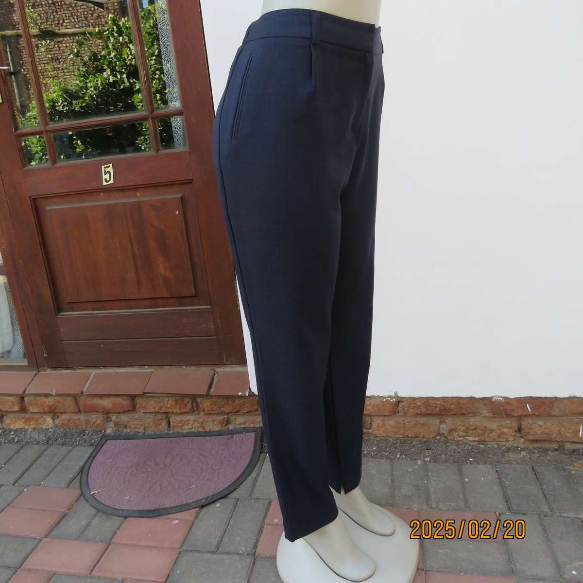 Very smart navy FOSHINI pants with tapered legs. 2 front pleats. Elastic in back waist. Size 40.