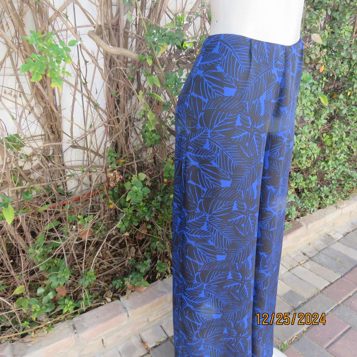 Cool summer bandless wide legged black/royal blue leaf pattern pants. Size 37. Side zop.Brand new co
