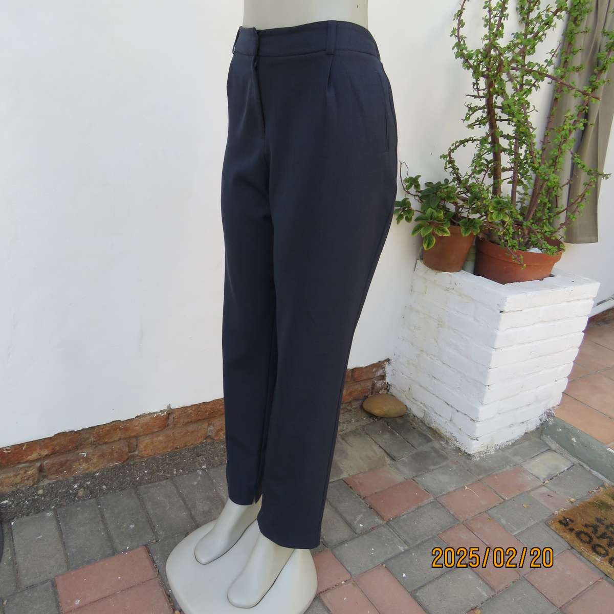 Very smart navy FOSHINI pants with tapered legs. 2 front pleats. Elastic in back waist. Size 40.