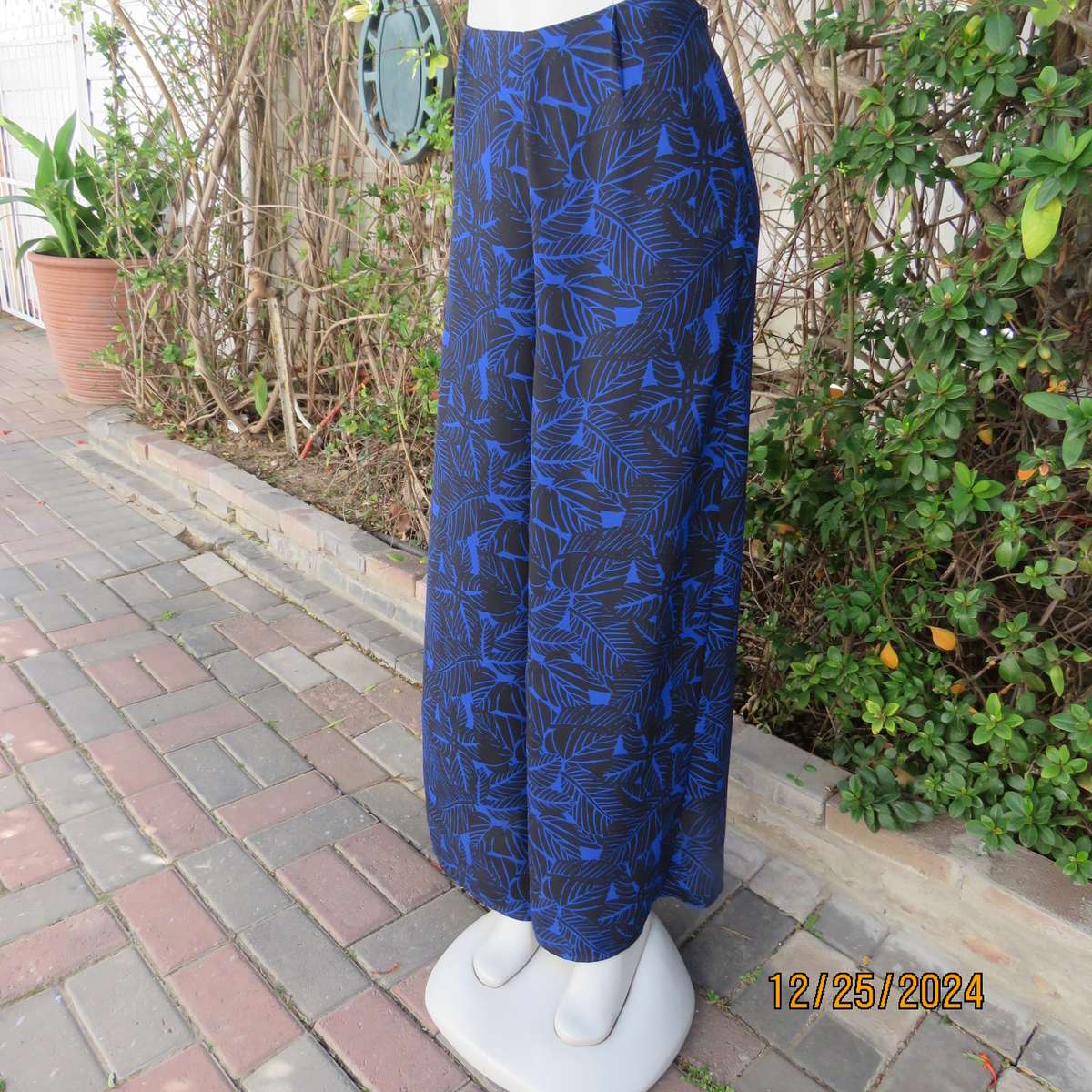 Cool summer bandless wide legged black/royal blue leaf pattern pants. Size 37. Side zop.Brand new co