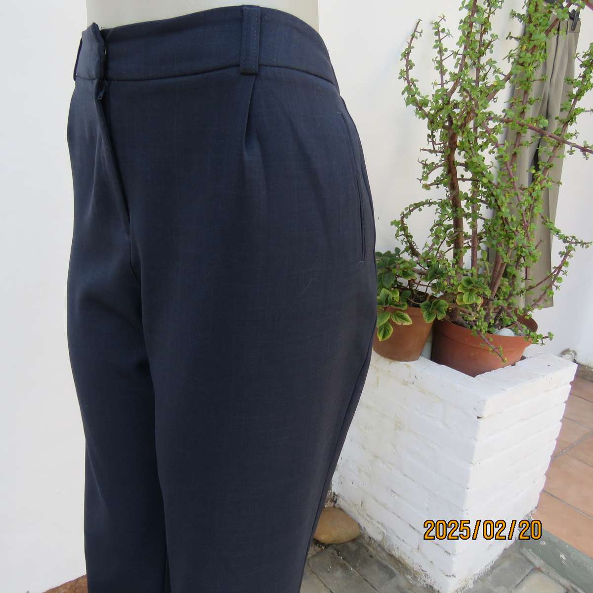 Very smart navy FOSHINI pants with tapered legs. 2 front pleats. Elastic in back waist. Size 40.