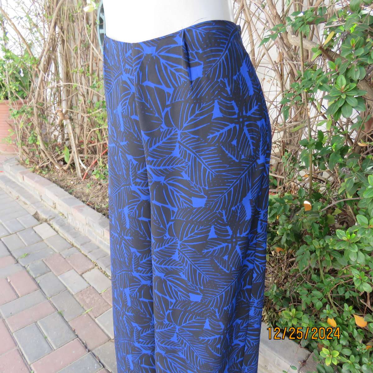 Cool summer bandless wide legged black/royal blue leaf pattern pants. Size 37. Side zop.Brand new co