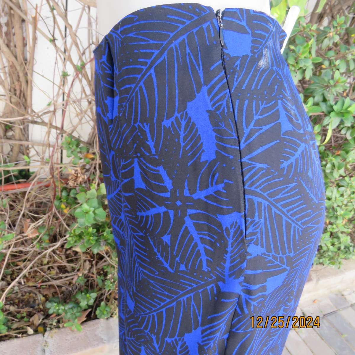 Cool summer bandless wide legged black/royal blue leaf pattern pants. Size 37. Side zop.Brand new co