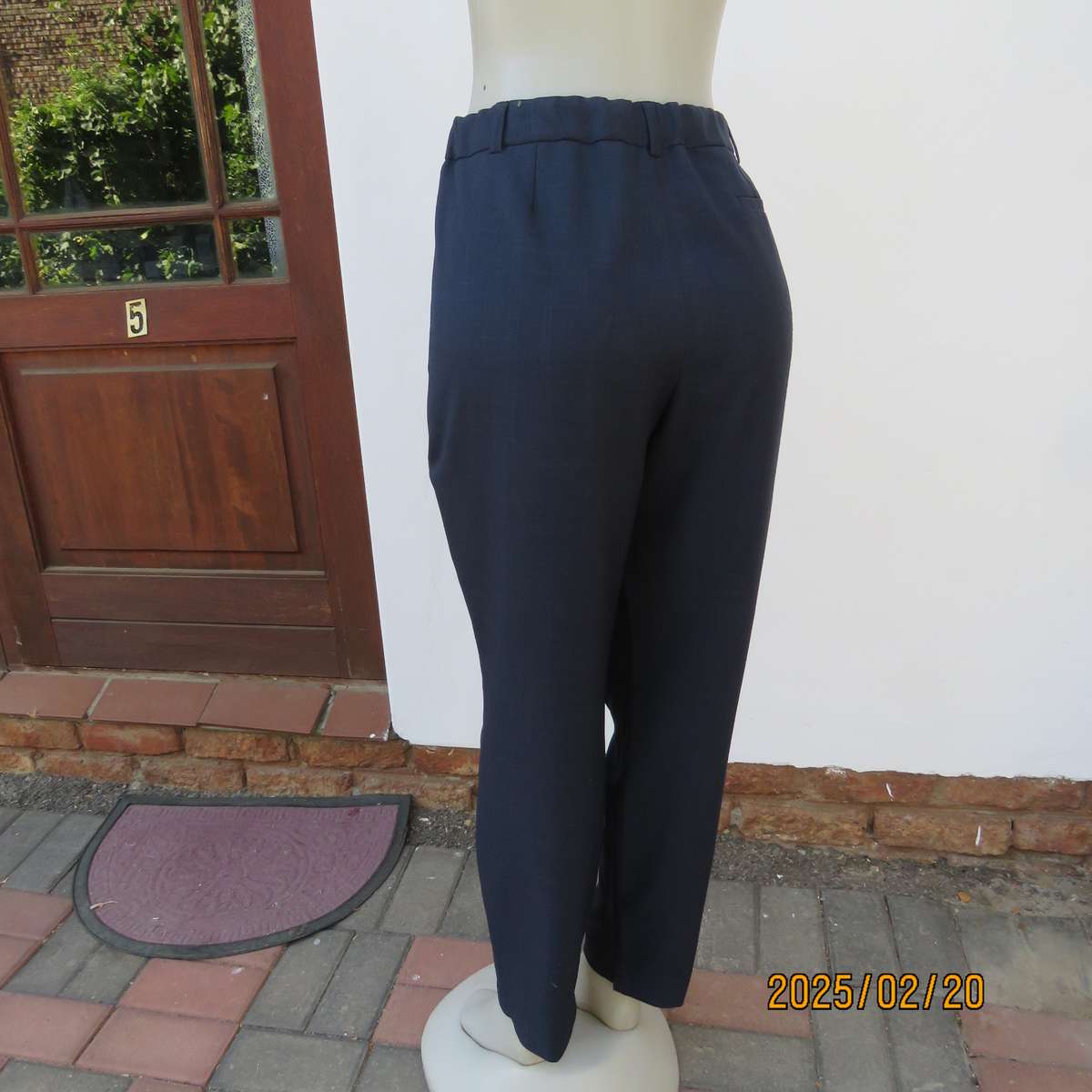 Very smart navy FOSHINI pants with tapered legs. 2 front pleats. Elastic in back waist. Size 40.