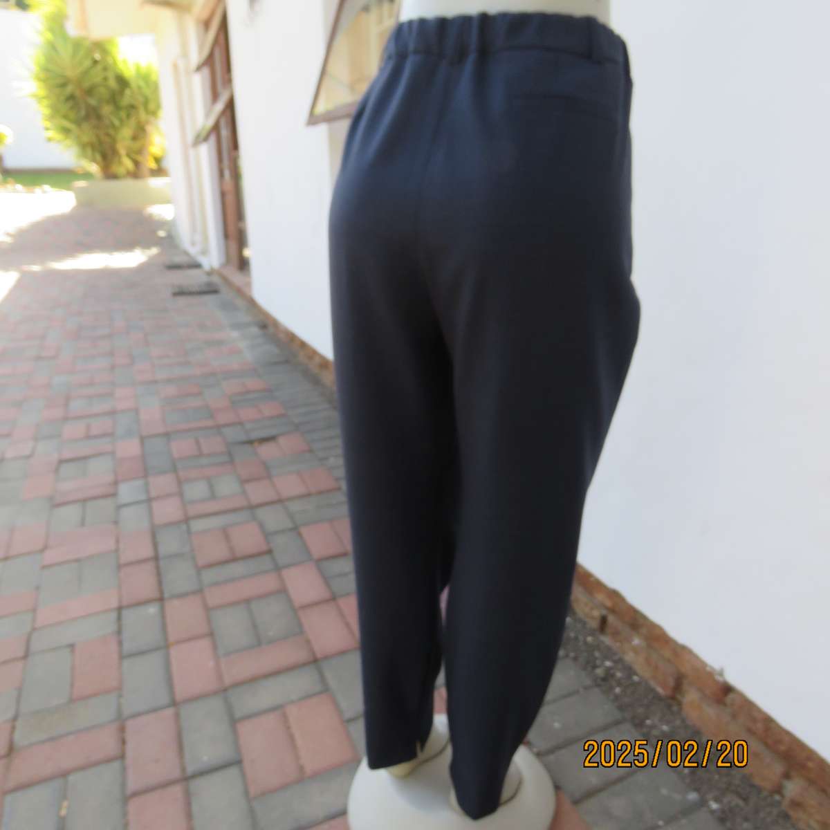 Very smart navy FOSHINI pants with tapered legs. 2 front pleats. Elastic in back waist. Size 40.