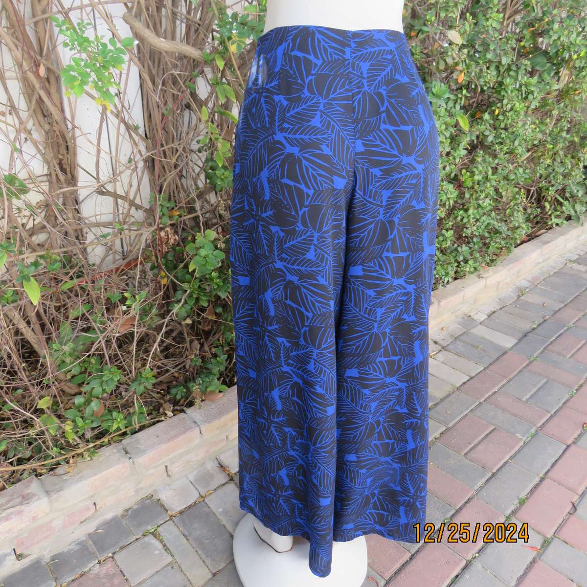Cool summer bandless wide legged black/royal blue leaf pattern pants. Size 37. Side zop.Brand new co