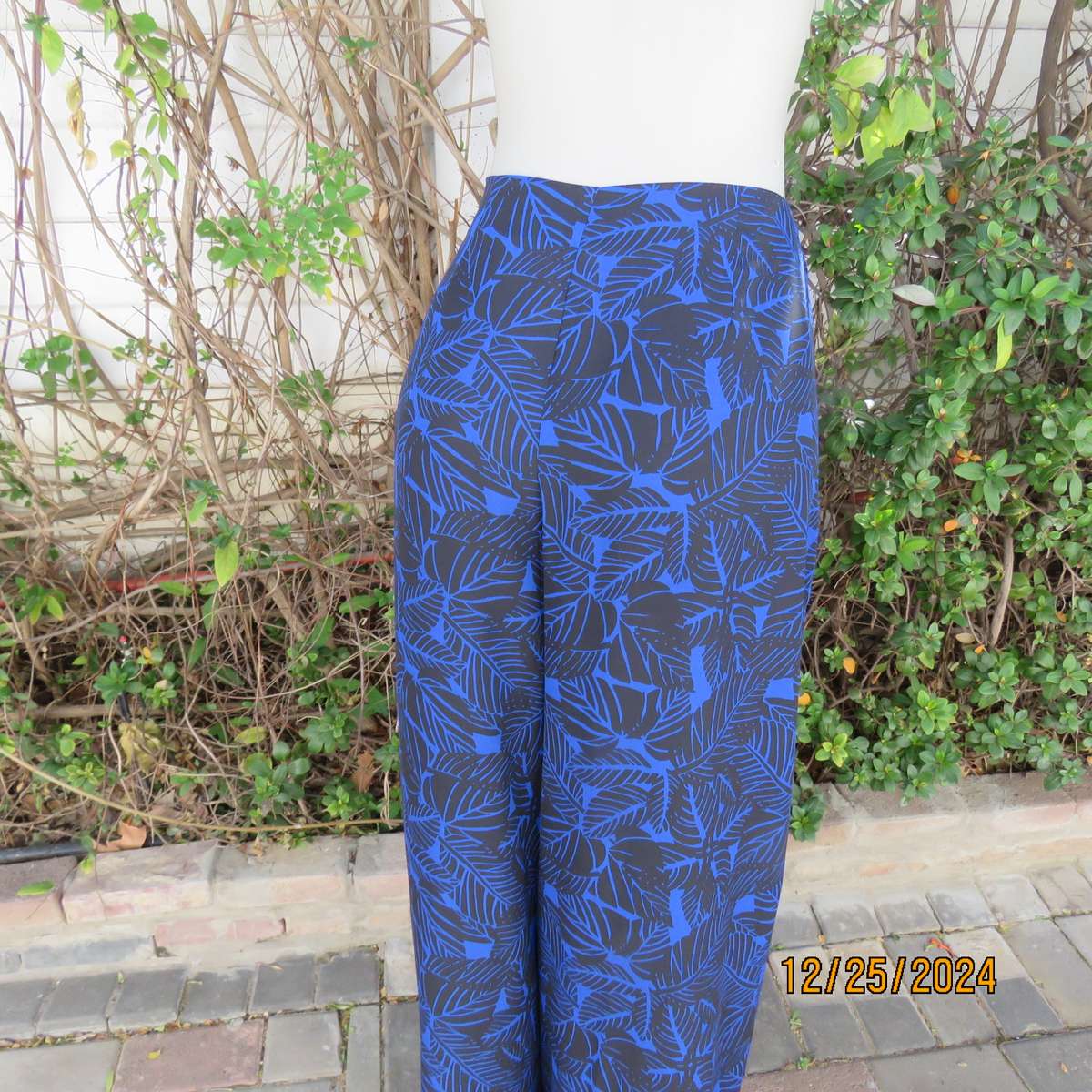 Cool summer bandless wide legged black/royal blue leaf pattern pants. Size 37. Side zop.Brand new co