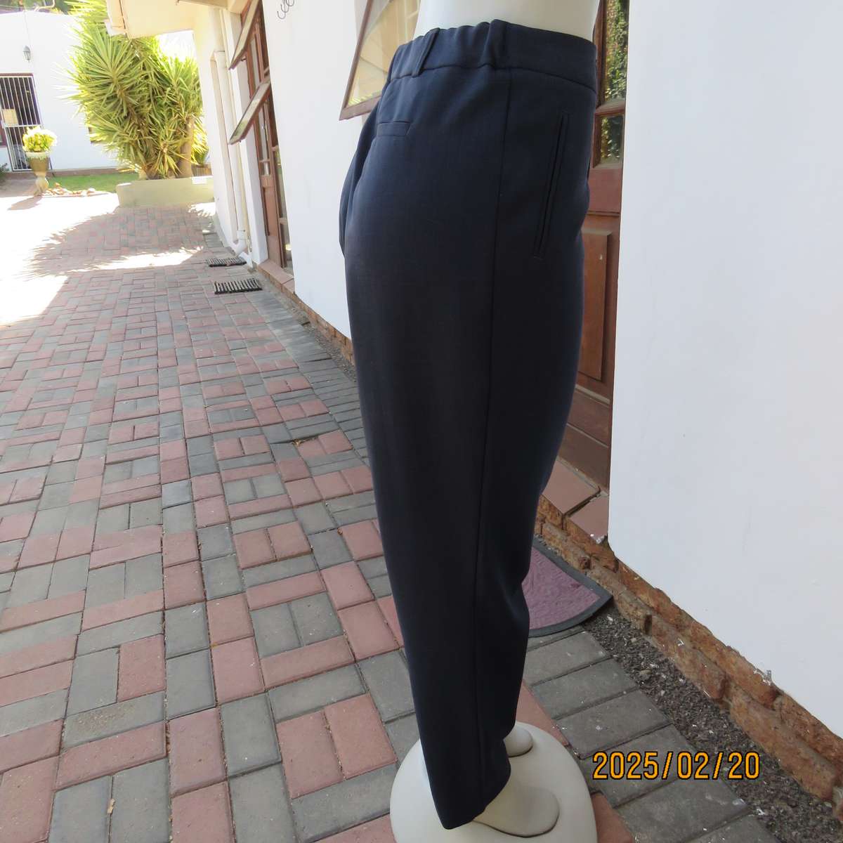 Very smart navy FOSHINI pants with tapered legs. 2 front pleats. Elastic in back waist. Size 40.