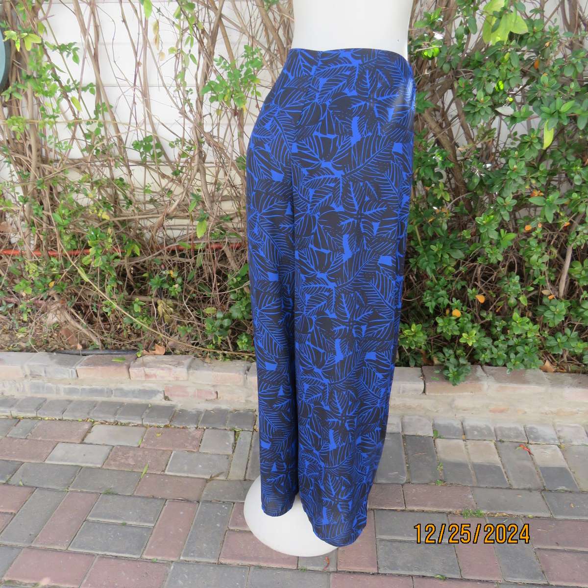 Cool summer bandless wide legged black/royal blue leaf pattern pants. Size 37. Side zop.Brand new co