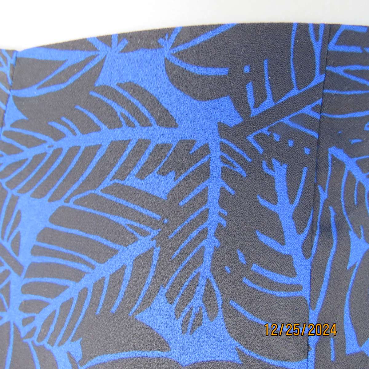 Cool summer bandless wide legged black/royal blue leaf pattern pants. Size 37. Side zop.Brand new co