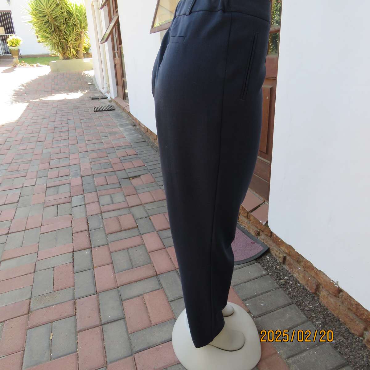 Very smart navy FOSHINI pants with tapered legs. 2 front pleats. Elastic in back waist. Size 40.