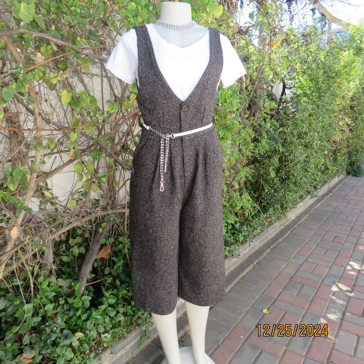 Winter calf length pantsuit in woolen/poly salt/pepper colour fabric. Size 34 by AIMEE.Partly lined.
