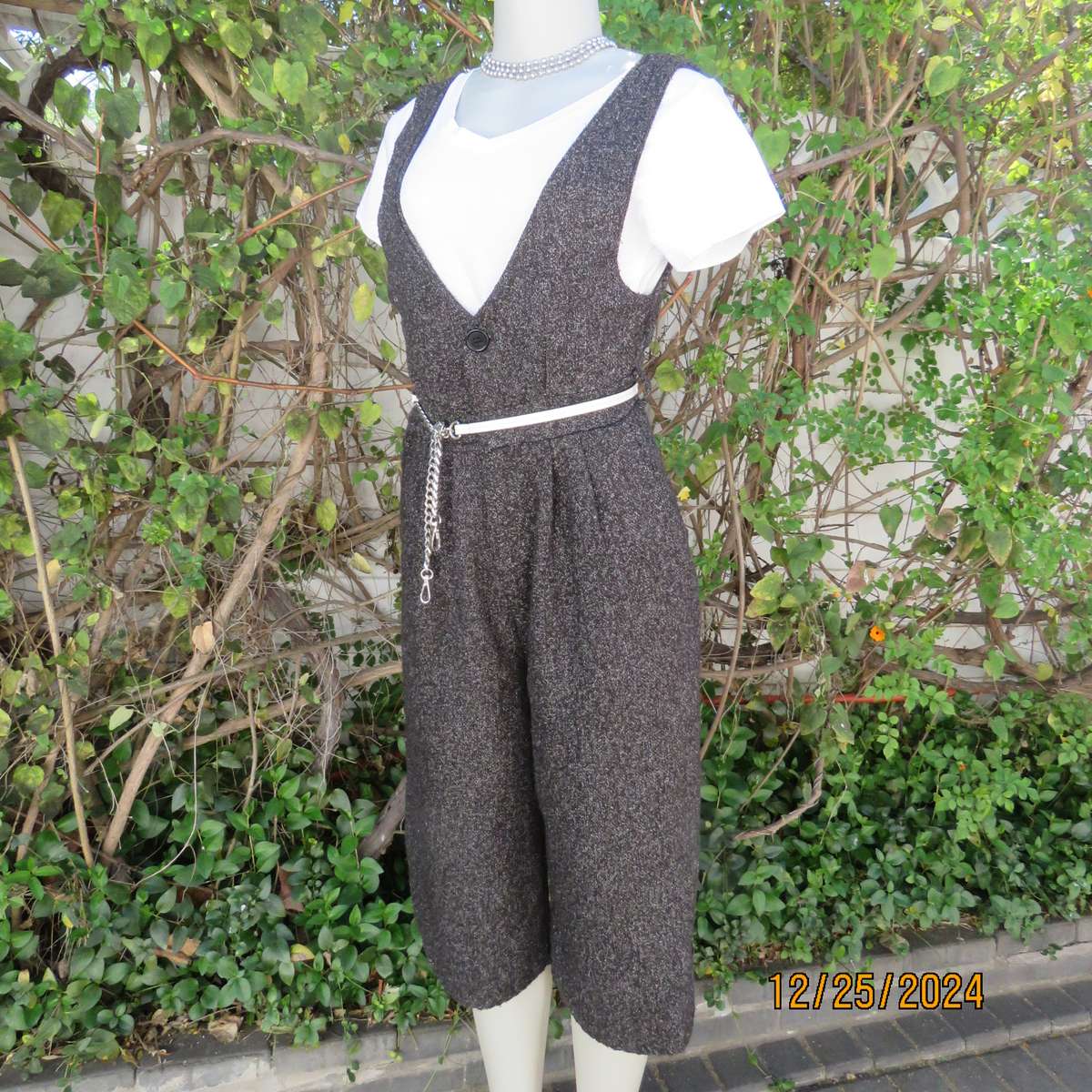 Winter calf length pantsuit in woolen/poly salt/pepper colour fabric. Size 34 by AIMEE.Partly lined.