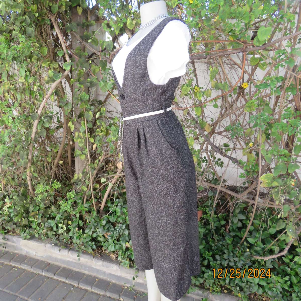 Winter calf length pantsuit in woolen/poly salt/pepper colour fabric. Size 34 by AIMEE.Partly lined.