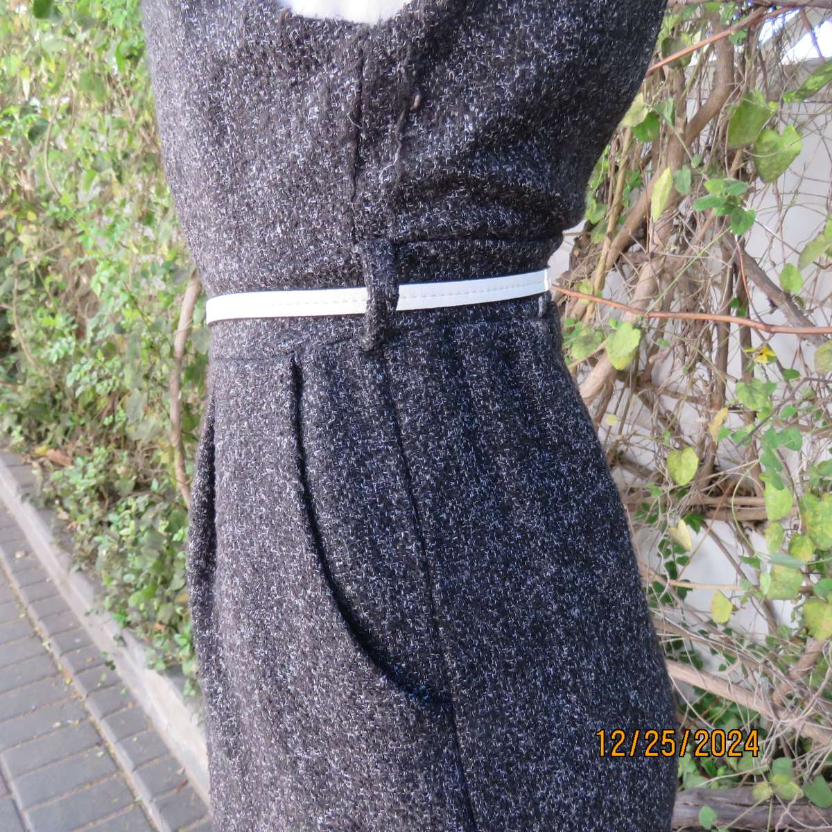 Winter calf length pantsuit in woolen/poly salt/pepper colour fabric. Size 34 by AIMEE.Partly lined.