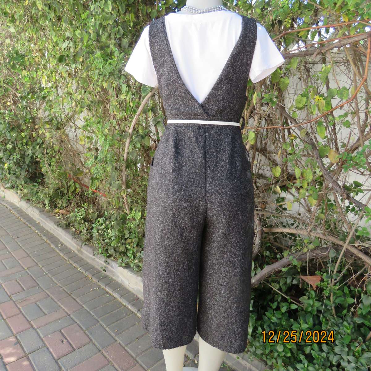 Winter calf length pantsuit in woolen/poly salt/pepper colour fabric. Size 34 by AIMEE.Partly lined.