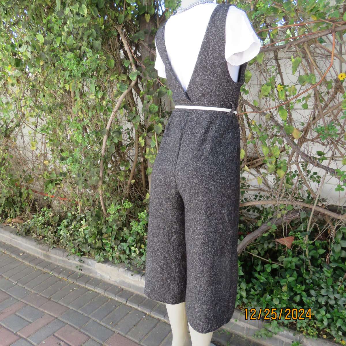 Winter calf length pantsuit in woolen/poly salt/pepper colour fabric. Size 34 by AIMEE.Partly lined.